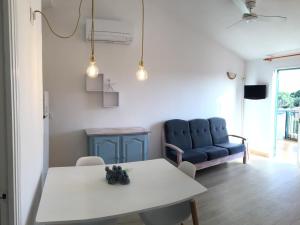 Apartamentos Surest的休息区