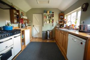 A kitchen or kitchenette at The Artists Cottage 