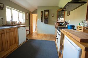 A kitchen or kitchenette at The Artists Cottage 