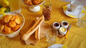 une table avec de la nourriture et du pain sur une table dans l'établissement Villa Riviera Chambres Privées, à Amélie-les-Bains-Palalda