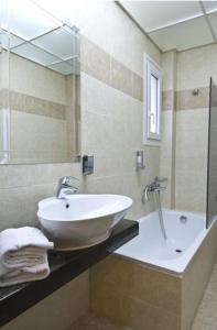 韋里亞的住宿－埃利亞別墅，浴室配有盥洗盆和浴缸。