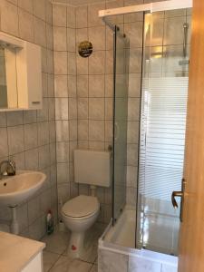 Ένα μπάνιο στο Apartments Bumbar +65 φωτογραφίες