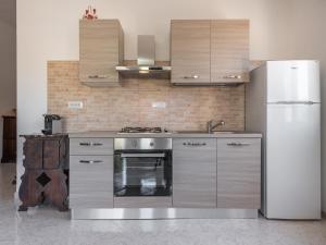 una cucina con elettrodomestici in acciaio inossidabile e frigorifero di Casa Nunzia a SantʼAndrea