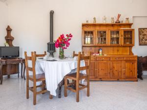 una cucina con tavolo e vaso di fiori di Casa Nunzia a SantʼAndrea