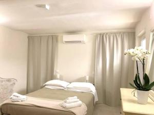 una camera da letto con un letto e una finestra con asciugamani di Scalette Via Elia a Numana