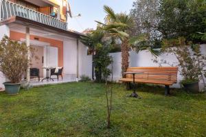 a wooden bench in the yard of a house at Studio Apartman Nega 3 in Rovinj