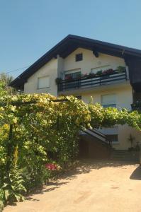 um edifício com flores e plantas em frente em Eko kmetija Gerbec em Grahovo