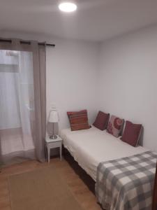 sypialnia z 2 łóżkami, oknem i lampką w obiekcie Moderno apartamento con vista a la montaña w mieście Port de Soller