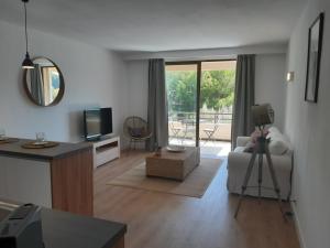 TV a/nebo společenská místnost v ubytování Moderno apartamento con vista a la montaña