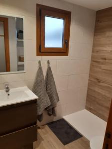 y baño con lavabo y ducha. en Moderno apartamento con vista a la montaña, en Puerto de Sóller