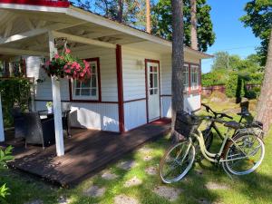a bicycle parked in front of a tiny house at Sinisalu Apartments in Käsmu