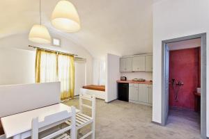A cozinha ou kitchenette de Sea View Beach Hotel