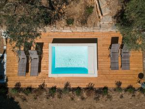 budynek z obrazem na boku w obiekcie Il Leccio - casa toscana il fienile w mieście Gambassi Terme