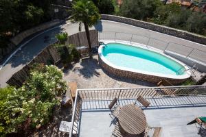 una vista aérea de una piscina con sillas en Villa Fiore, en Nago-Torbole