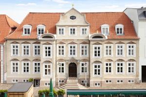 un grande edificio con tetto rosso di Jørgensens Hotel a Horsens