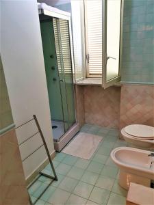 ein Bad mit einem WC und einer Glasdusche in der Unterkunft B&B Villa Antica in Ischia