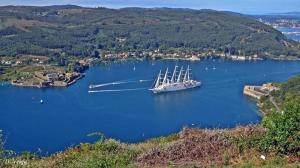 un gran barco en un gran cuerpo de agua en Piso en el centro para 4 personas - Plaza Amboage - WIFI, en Ferrol