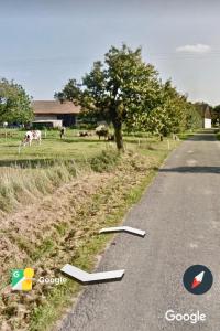 een weg met pijlen aan de kant van de weg bij Farma u Tošovských in Týniště nad Orlicí