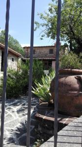 Blick auf ein Haus durch einen Zaun in der Unterkunft Casina di Vicchio in Dicomano