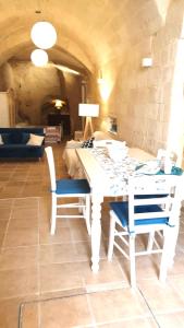 jadalnia z białym stołem i krzesłami w obiekcie La Dimora Rupestre w mieście Matera