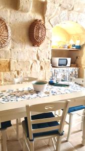 kuchnia ze stołem z miską w obiekcie La Dimora Rupestre w mieście Matera