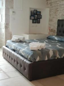 een bed met twee handdoeken erop bij PERFETTA LETIZIA in Bitonto