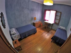 Schlafzimmer mit einem Bett, einem Schreibtisch und einem Fenster in der Unterkunft A Casa Mia in Las Palmas de Gran Canaria