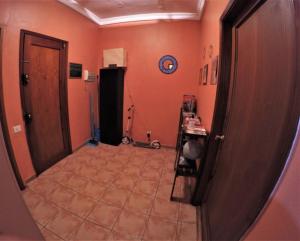 einen Flur mit einem Zimmer mit orangefarbenen Wänden in der Unterkunft A Casa Mia in Las Palmas de Gran Canaria