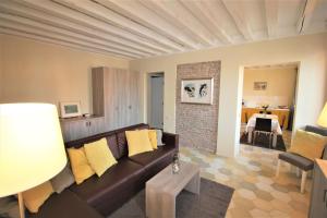 a living room with a couch and a table at New central and spacious in Venice