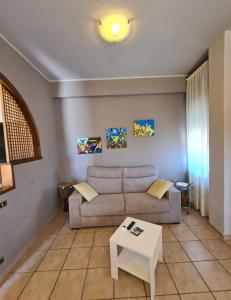 un soggiorno con un divano e un tavolo di Lorena Loft a Locri