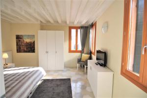 a bedroom with a bed and a tv in it at New central and spacious in Venice