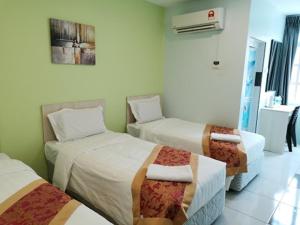 Postel nebo postele na pokoji v ubytování LH Hotel Langkap Perak
