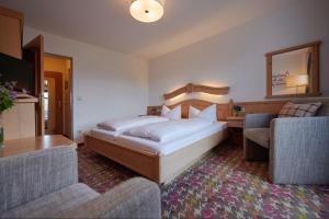 เตียงในห้องที่ Hotel Bannwaldsee