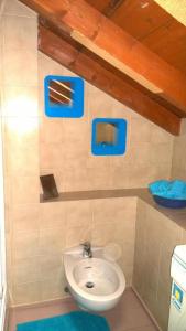 B&B "A Casa di Camilla" في Carate Urio: حمام مع مرحاض ومغسلة