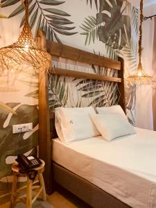 1 dormitorio con 1 cama con papel pintado tropical en Argiro Village, en Afantou
