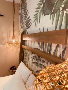 een slaapkamer met een bed met een houten hoofdeinde bij Argiro Village in Afantou