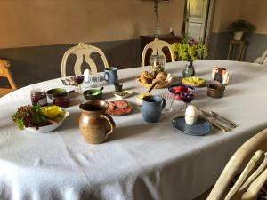 Vasatorps Matologi في هيلسينغبورغ: طاولة عليها قماش الطاولة البيضاء مع الطعام