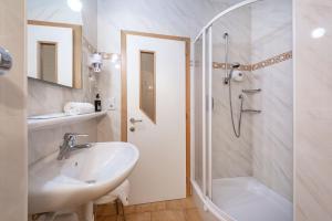 Koupelna v ubytování Hotel Weisse Lilie - B&B + 37 fotografií