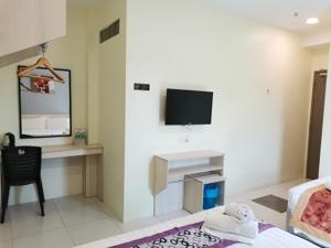 Телевизор и/или развлекательный центр в LH Hotel Langkap Perak