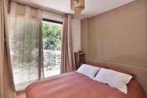 Ένα ή περισσότερα κρεβάτια σε δωμάτιο στο Les Cabanes de la Fontaine