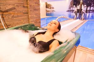 Bazén v ubytování Grand Hotel & Spa Tirana nebo v jeho okolí