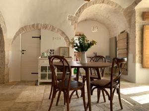 a dining room with a table and chairs at Trullo Aprìco in Alberobello