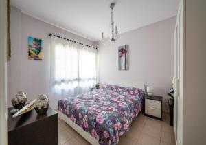 a bedroom with a bed and a dresser and a window at Apartamento Sol y Mar in Tazacorte