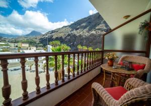 a balcony with a view of a mountain at Apartamento Sol y Mar in Tazacorte