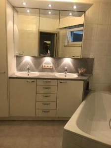 Ванная комната в Residentie Zeebries, luxe en ruim appartement met zijzicht op zee