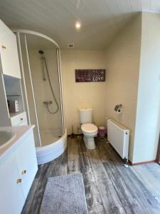 Een badkamer bij C'est la Vie Houseboat