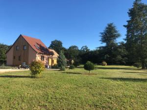 a house in the middle of a field at Le Clos Ô Daims in Widensolen