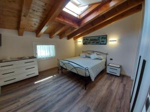 una camera con letto e soffitto in legno di B&B Stella Alpina a Fontanelle