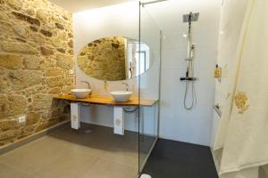 een badkamer met 2 wastafels en een douche bij GOLDNATURE in Gondomar