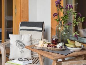 扎科帕內的住宿－Willa Mirwa，一张桌子上放着一盘奶酪和一只鸟